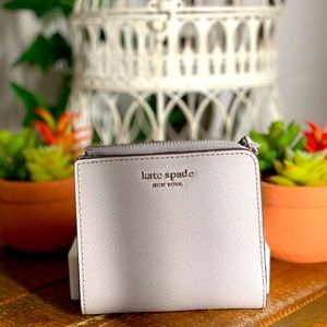 Gray Kate spade♠️ wallet fits cash, cards and change.